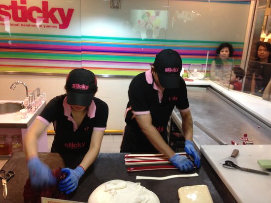 Die haben's verstanden... Die Kinder (und auch uns) bei der Herstellung zusehen und staunen lassen und dann haben auch wir a bissle Geld ausgegeben für...