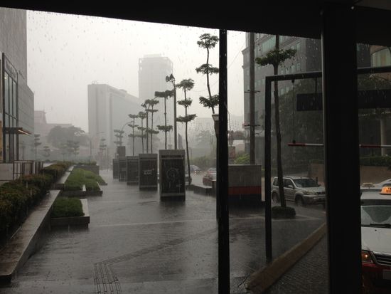 Platzregen in Kuala Lumpur bei über 30 Grad.
Tja, Freunde... ich muss nur über die Strassenseite kommen