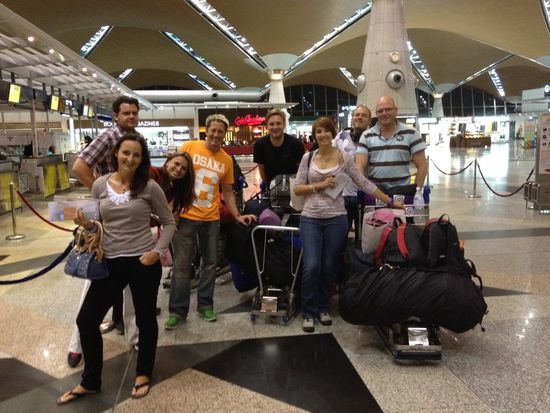 Die Augsburger Reisegruppe beim Einchecken in KL