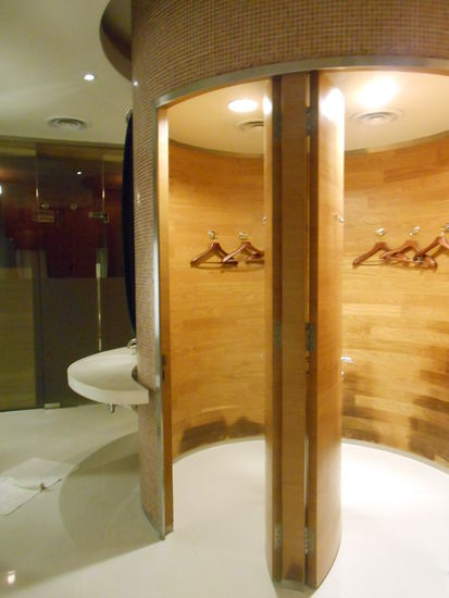 Hinten links der Eingang in die Sauna.
Jetzt fragen sich bestimmt manche... Warum gehen die in Asien in die Sauna... Na klar... Weil wir's können  und es ein gemütlicher Abschluss von der Stadt ist. Normal ist das nicht, aber wer will schon normal sein.