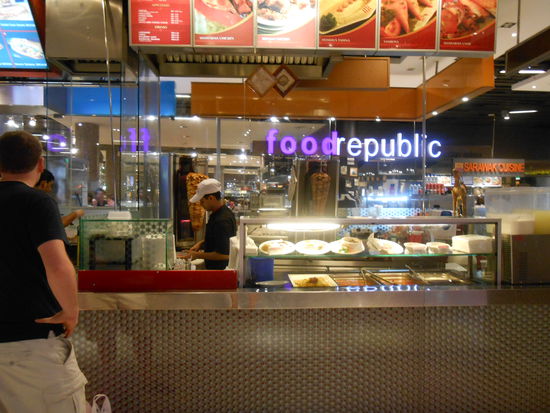 Ich kann gar nicht so viele Fotos machen, wie es hier an Essensgeschäften gibt.