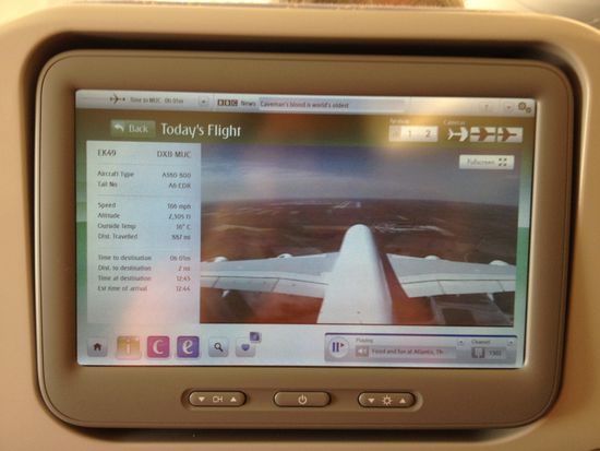 Hier kann der Anflug in verschiedenen Kameraperspektiven mitverfolgt
werden...