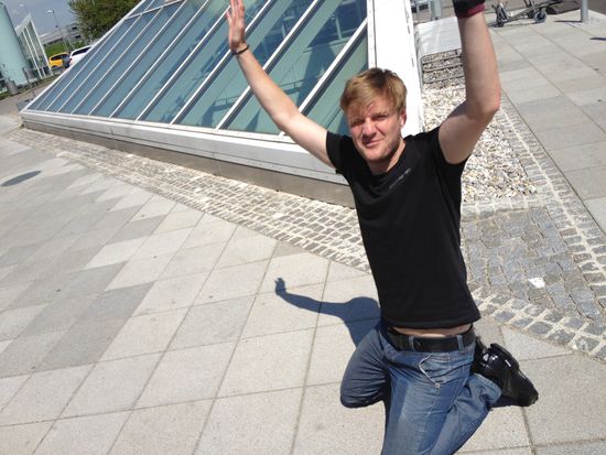 Matthias kann es nicht glauben, dass er 11 von 11 Flügen überlebt hat.
Er hat vor Beginn der Reise gesagt, er küsst den Münchner Flughafen nach der Landung...