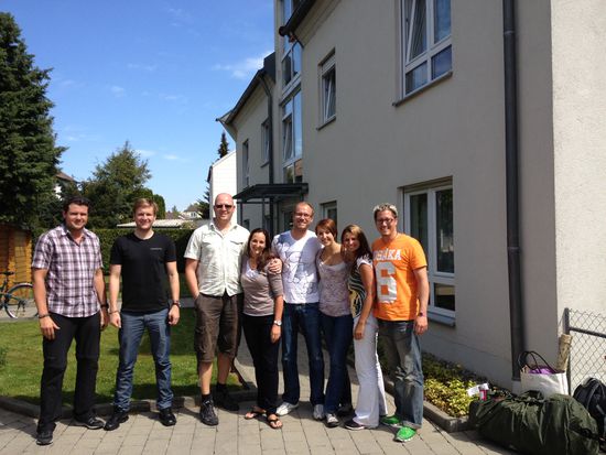 Schön Lächeln für's Album und noch einmal Winken für's Schlussbild...
FAST jedes Paar steht sehr nahe zusammen 