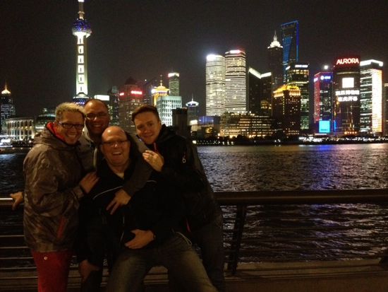 Die Jungs Mirko, Markus, Roland und Matthias vor der Skyline von Shanghai