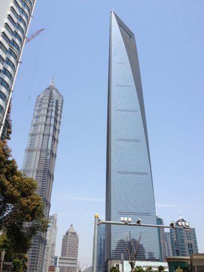 Links ist der Jinmao Tower im Geschäftsviertel Pudong