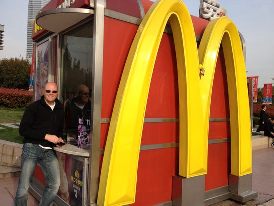 Seitenansicht: Roland beim Eis kaufen im Flagship-Store zum goldenen
M