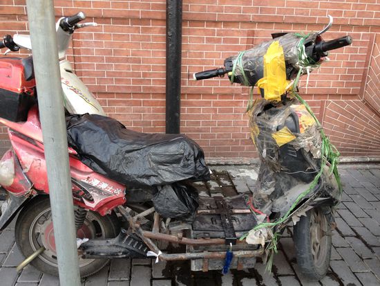 Der Roller kann zum Glück nicht auseinanderfallen, da ca. 2 kg Folie ihn zusammenhalten...