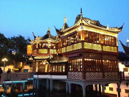 Yuyuan.
Da müssen wir morgen nochmal hin, da hinterhalb der Eingang vom YU Garden ist.