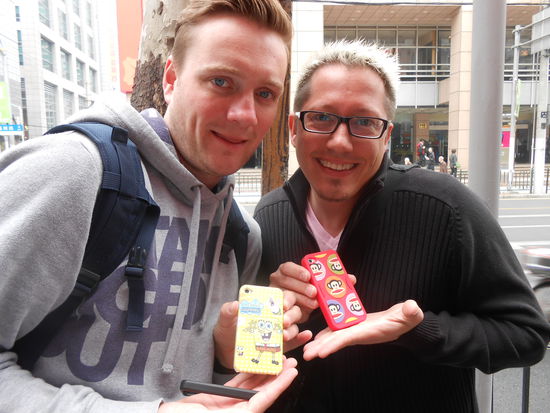 Haben, passend für Shanghai, gleich mal zwei "exlusive" iPhone-Hüllen erworben. Spongebob und Paul Frank mit Baby Milo. Jetzt macht das Fotografieren noch mehr Spass.