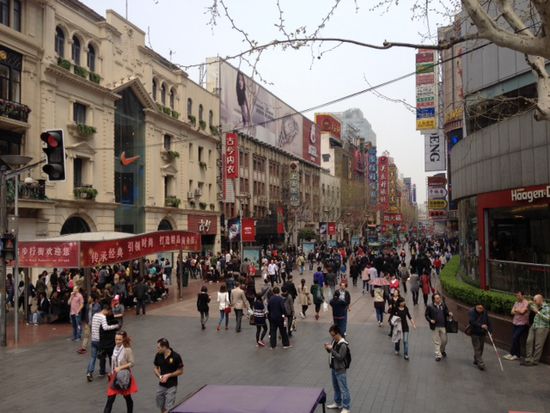 Unsere "Maxstrasse", aber in Shanghai auch Nanjing Road genannt.