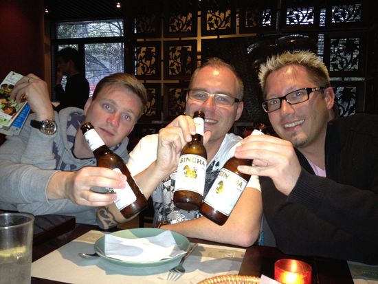 Es kommt ihm (Matthias links) langsam wieder ein Lächeln über die Lippen. Aber nach einem Singha ist die Welt wieder ok.