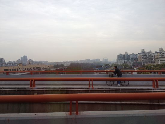 Die Autobahnausfahrt in China ist auch für Radfahrer geeignet.