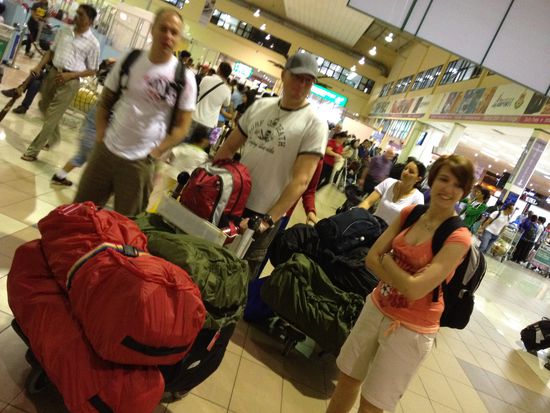 05.30 Uhr Anstehen am Check In-Schalter