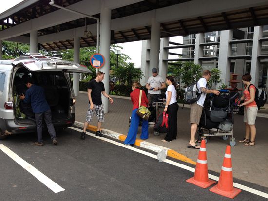 Dieses Bild hat Seltenheitswert... Markus hilft auch mal beim Arbeiten bzw. beim Gepäck einladen 
