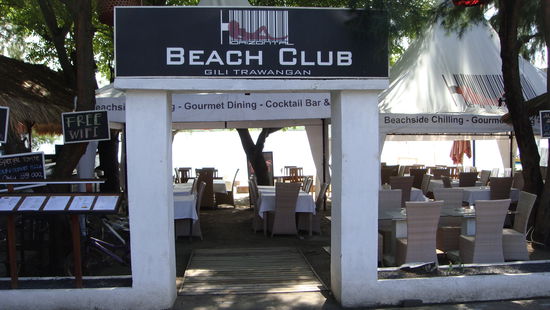 Der übliche Weg zu unserer Frühstücks-Area. Bis jetzt sind wir immer alleine gewesen beim Essen.