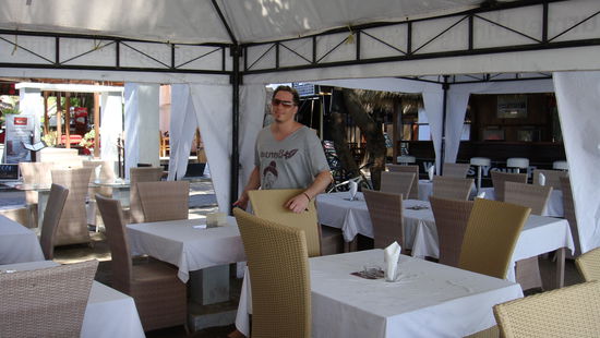 Zum Glück bekommen wir noch einen Tisch