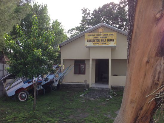 Polizeistation ohne Polizisten...
Alles nur Deko hier... Wenn aber mal Action angesagt ist, dann haben die Cops auch schon mal die Kutschen zum "Streife fahren" (bzw. hoppeln)