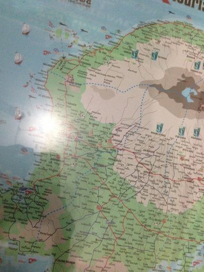 Von oben links (Insel mit Pfeil auf das Festland) sind wir zum "neuen" Airport inmitten von Lombok gefahren.