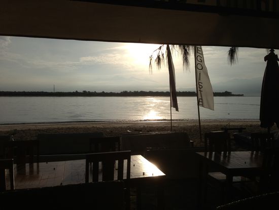 Die Sonne steht noch sehr tief. Jetzt warten wir mal auf unseren Transfer zum Festland.