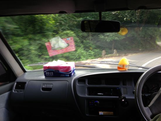 Ich frag mich immer wieder, warum fast alle Asiaten diese Tücherbox an den Amaturen stehen und manche sogar noch festgeklebt haben.
Unser einer hat halt 'ne Packung Tempos im Handschuhfach