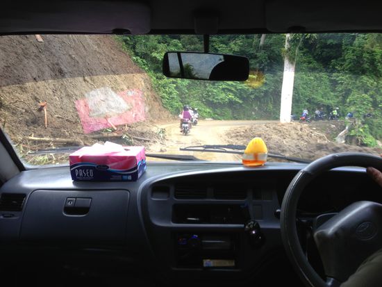 Auch hier wird Sicherheit sehr GROSS geschrieben, da es nach der Unterspülung des Berges nicht gerade wenig den Berg runtergeht und alles mit Sicherheits-Leitplanken verbaut wurde...