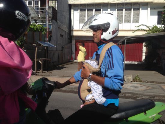 Hauptsache er hat noch eine Hand am Lenkrad während der Fahrt.
Bei uns im Lande kaum vorstellbar, aber in Asien ist das absolut normal und Standard.