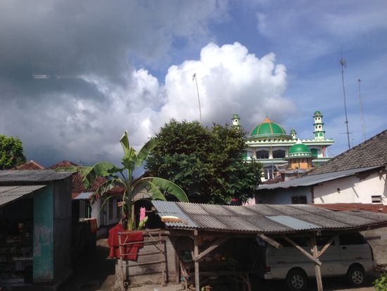 Die Garage würde bei unseren TÜV-Prüfern eher weniger abgenommen werden... Auf dem Foto sieht diese sogar noch relativ stabil aus, aber in echt 