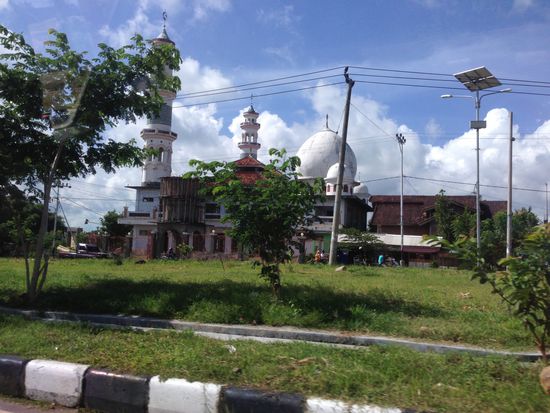 An der "Autobahn" noch einmal ne Moschee kurz vorm Flughafen.
