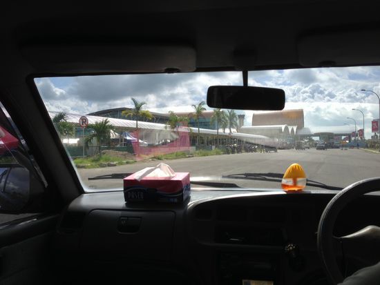 Auch hier sind wir sehr gut angekommen. Der Fahrer (Onkel vom Tourist-Information auf Gili Trawangan) hat sich Mühe gegeben immer wieder was zu erzählen während der Fahrt durch Lombok 