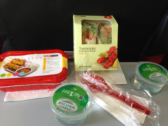 Das habe ich schon im voraus online bestellt. Satay und Tandoori Chicken mit einem "Spritzer" Wasser... Was zum Spielen gab es in der Junior Tüte (Happy Meal) nicht