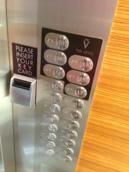 Angekommen am Hotel Melia.
Wir haben die Zimmer im oberen Bereich gebucht.
Hier heisst die Lounge "The Level"... zu erkennen an der schwarzen Umrandung bei den Stockwerken.