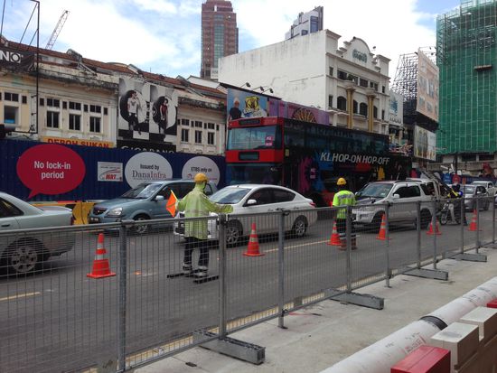 Hier in KL gibt es sogar als Puppen getarnte Bauarbeiter, die die ganze Zeit den linken Arm mit der Fahne schnwenken.
Aussage von ein paar Einwohnern... Das wird noch bis ca. 2016 dauern, da eine neue Monorail-Strecke gebaut wird (oder so ähnlich).