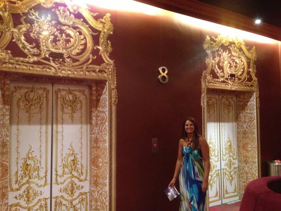 Hübscher Fahrstuhl... Jetzt geht's wieder 'runter und ab zu unserer Parteeyy Location