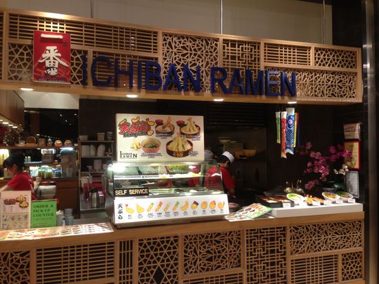 Aber erst mal eine Hauptspeise wählen, bevor es die Bonbons gibt.
Die Auswahl hier im Food-Republic ist sooooo RIEßIG, dass unsere Freunde letztes Jahr danach gar nicht mehr wussten, auf was sie Hunger haben, da die Vielfalt sie erschlagen hat