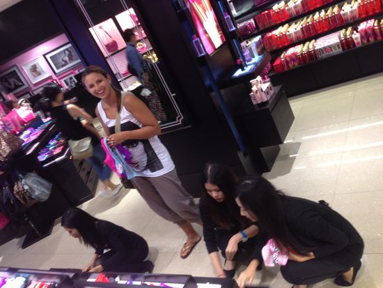 Christine beschäftigt hier gleich mal 3 Verkäuferinnen auf einmal.
Das nenne ich mal ABM 