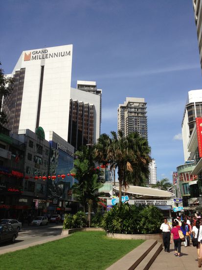 Ein seltenes Bild in KL... Wolkenloser Himmel