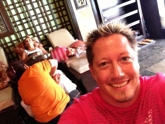 Christine im Hintergrund eine Fussmassage