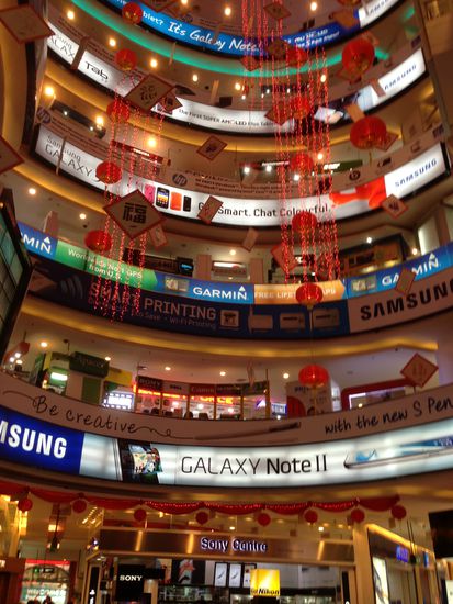 Hier gibt es auch noch 2-3 (Hundert) Geschäfte, die Elektronikartikel verscheppern