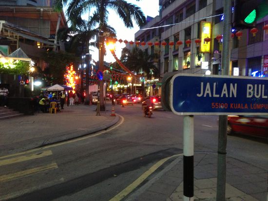 An den Schirmchen vorne Pause machen??? Sagt sie und schlendert auf der linken Strassenseite auf die Schirmchen zu...
Ich wusste ja, das dies kein Cafe ist, sondern die Tourismus-Polizei...
Wir sind dann zum Starbucks gegangen, um etwas zu trinken...