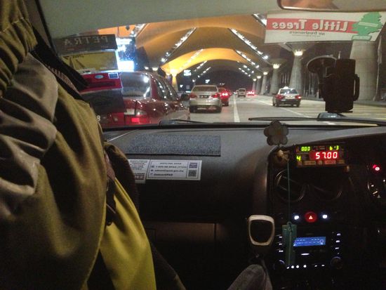 Daaaaaa
Wer sich jetzt etwas auskennt, dem fällt gleich der günstige Preis auf am Taxameter. Tja, ich galube, das ist die günstigste Taxifahrt nach Jahren gewesen. Ich habe dann meinem neuen Facebook-Freund 80 RM gegeben.
(Er hat ja schliesslich auch noch die Autobahngebühren bezahlt).
Wir werden ihn wieder anrufen, wenn wir in KL sind