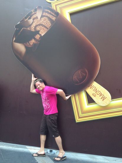 Mit dem kleinen Ice auf'm Rücken marschieren wir in den Pavillon