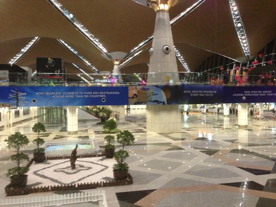 um 01.00 Uhr ist auch der Flughafen in KL relativ leer.