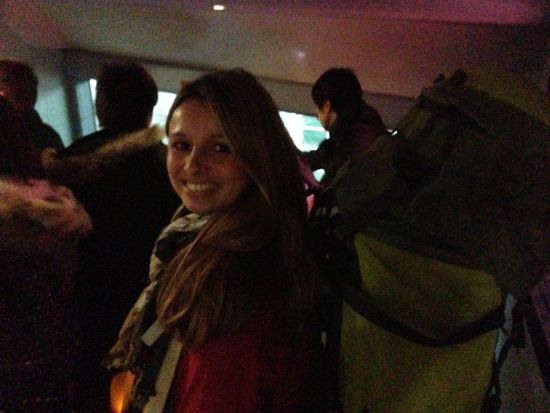 Die meisten der Fährgäste haben alle Shoppingtüten aus Hongkong in der Hand. Wir dagegen haben Rucksäcke auf'm Buckel