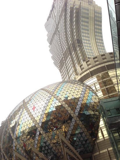 Casino Lisboa... Aber bevor wir hier verweilen, schauen wir uns erst einmal ein paar Sightseeing-Punkte in der Umgebung an.