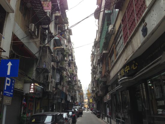 Seitenstraße mit ein bis zwei (Hundert) Ventilatoren