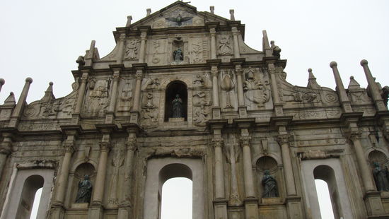 Ja, liebe Leser... richtig gesehen... Hier gibt es nur noch die Vorderseite.
1835 wurde die Kirche durch ein Feuer zerstört.