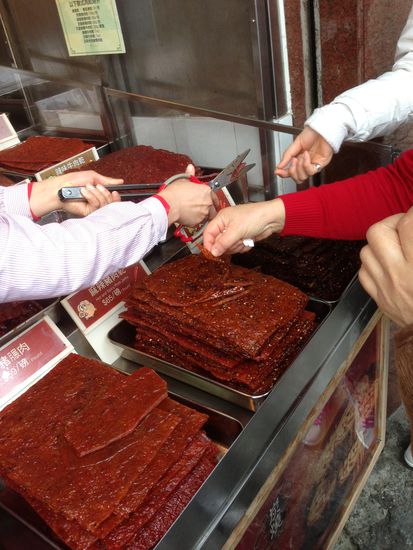 Hier wird Fleisch mit verschiedenen Geschmacksrichtungen