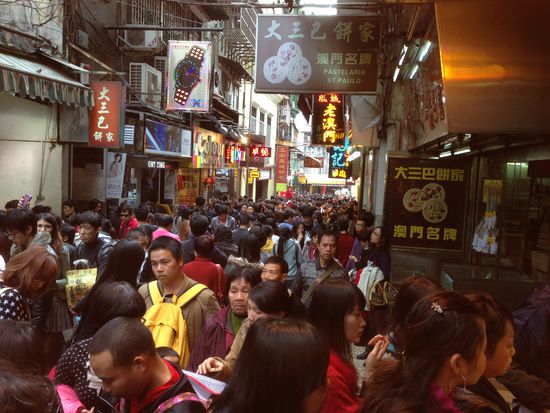 Es füllt sich dezent... Obwohl wir hier fast die einzigen westlichen Gesichter sind, fallen wir aber nicht auf