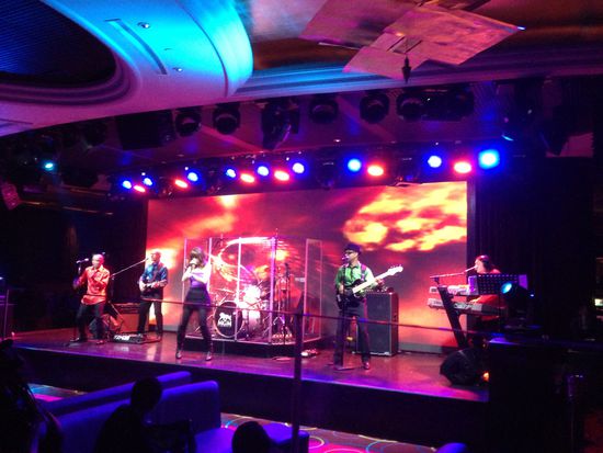 Nach der Live Performance gehen wir die paar Schritte zu Fuß ins Hotel und es ist schon